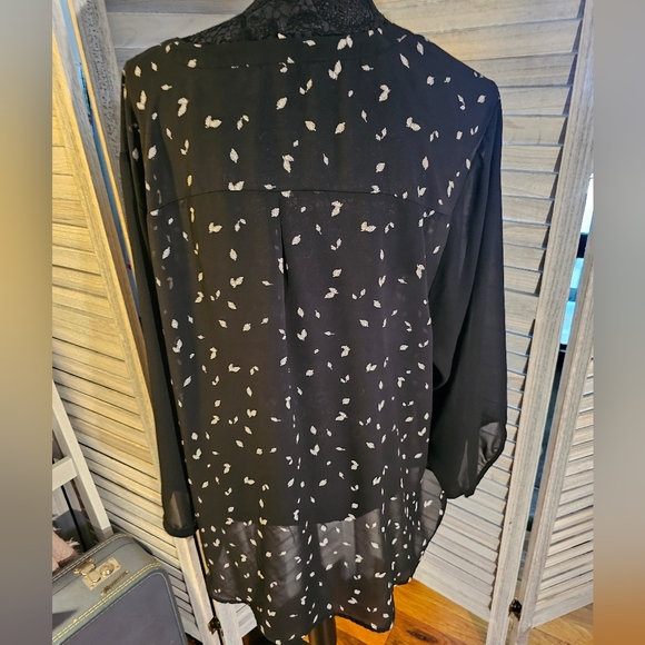 Maurices Womens Size 3x Sheer Overlay Long Sleeve Top Black White Leaf Pattern - Picture 3 of 7